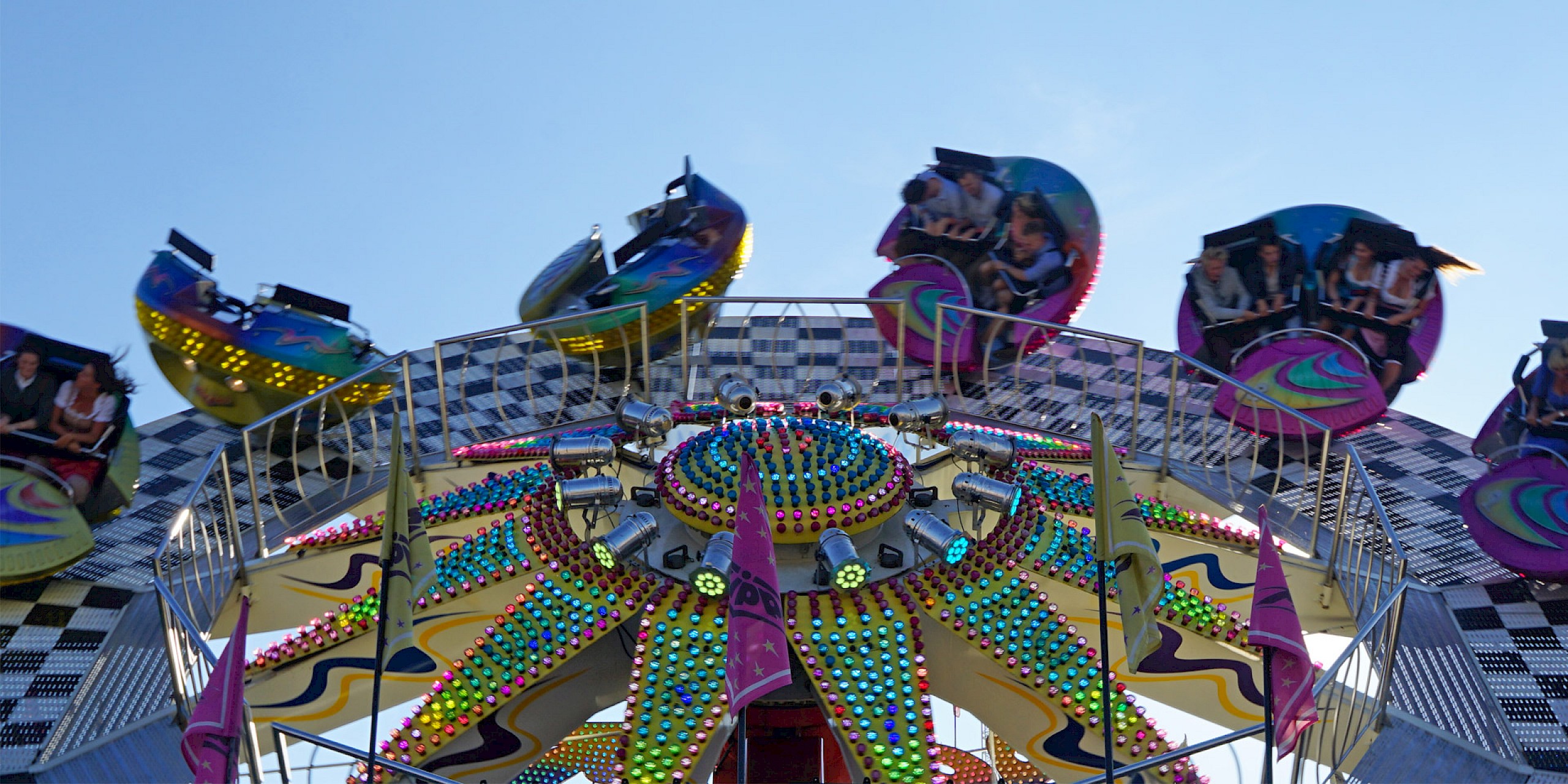 Wieso stehen auf der Wiesn so viele doppelte Fahrgeschäfte?