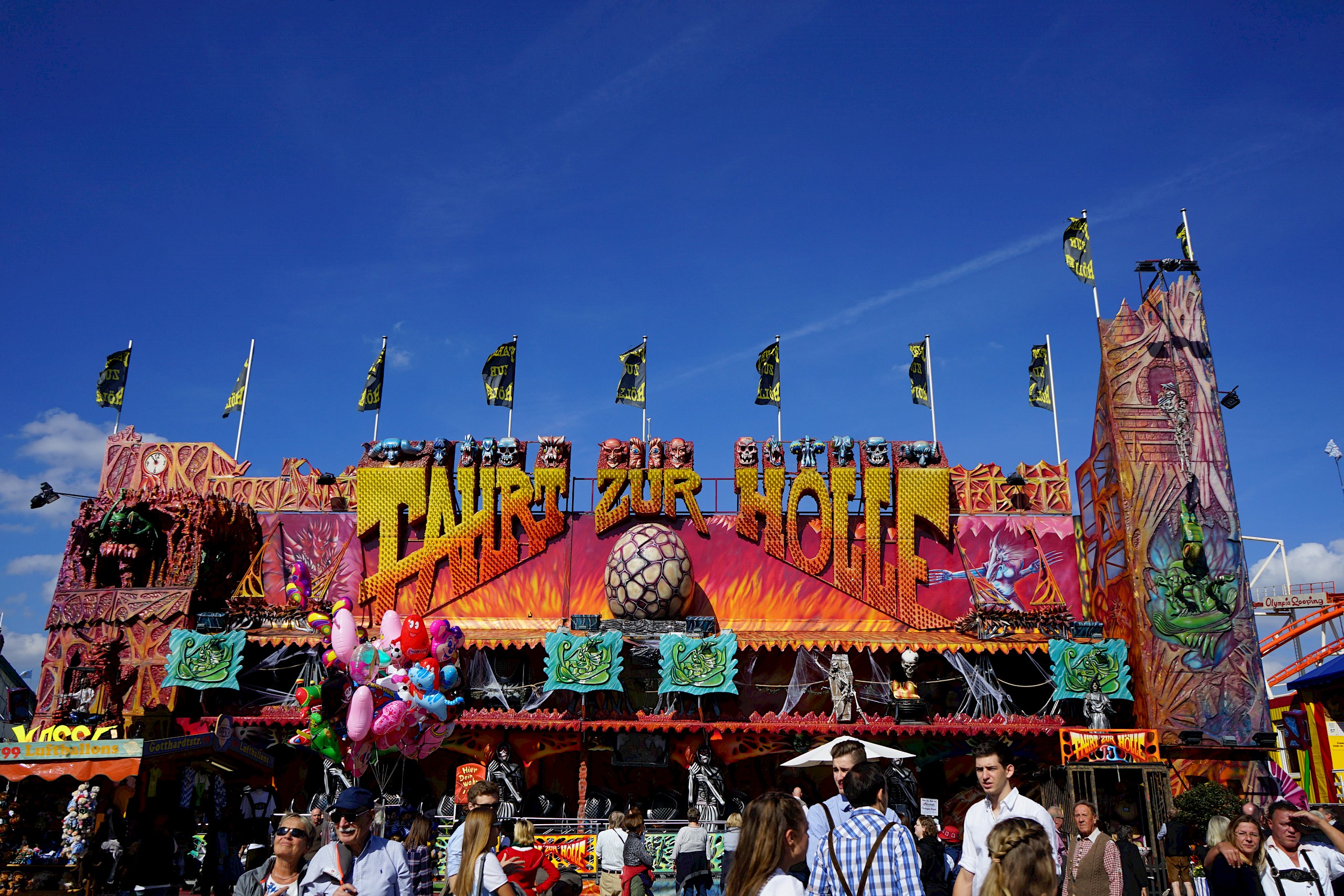Fahrt zur Hölle Geisterbahn auf dem Münchner Oktoberfest